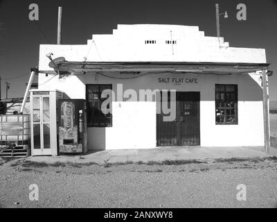 Salt Flat Café lungo l'autostrada 182/62 nel Texas occidentale, un punto di riferimento locale che serve l'area remota per decenni. Il negozio di alimentari più vicino dista 75 miglia. Foto Stock