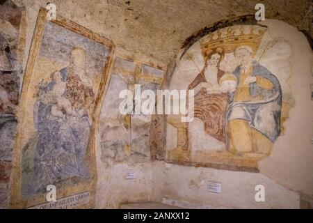 Antichi affreschi nella chiesa rupestre di San Julian cripta. grotta chiesa e convento di San Agostino, Matera, Italia Foto Stock