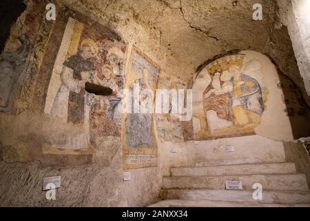 Antichi affreschi nella chiesa rupestre di San Julian cripta. grotta chiesa e convento di San Agostino, Matera, Italia Foto Stock