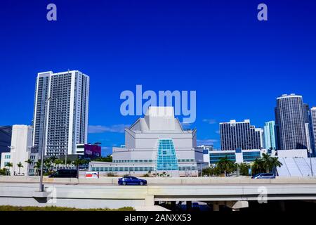 Miami, USA - 30 novembre 2019: Vista del punto di riferimento Adrienne Arsht Center per le arti Dello Spettacolo di Miami Foto Stock