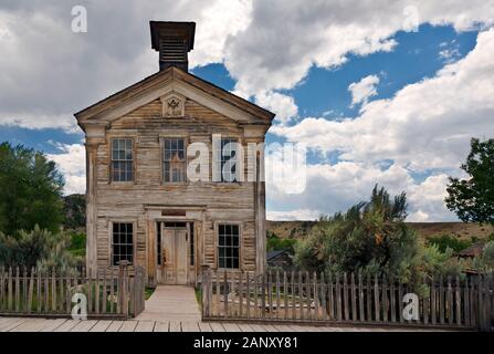 .MONTANA - Scuola di casa al primo piano e il Tempio Massonico al secondo piano, uno dei meglio conservati edifici presso la città fantasma di Bannack. Foto Stock