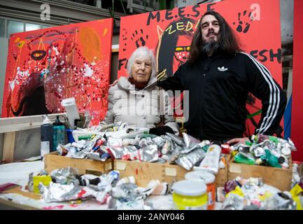 Berlino, Germania. Xvii gen, 2020. Jonathan Meese, artista, sorge insieme con sua madre Brigitte Meese in occasione di un colloquio con il Deutsche Presse-Agentur dpa nel suo studio nel quartiere di Prenzlauer Berg. L'artista che è nato in Giappone e cresciuto in Germania settentrionale con residenze a Berlino e Ahrensburg, celebra il suo cinquantesimo compleanno il 23.01.2020. Credito: Bernd von Jutrczenka/dpa/Alamy Live News Foto Stock