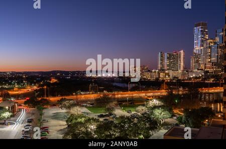 La vista del tramonto nella distanza dal centro cittadino di Austin Skyline Foto Stock