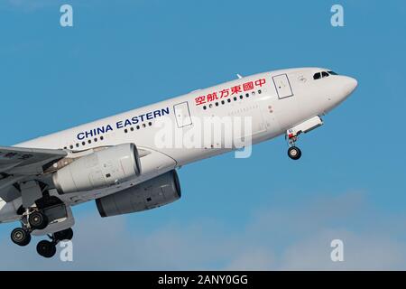 China Eastern Airlines piano Airbus A330 (A330-200) wide-body jet aereo di linea in volo dopo il decollo Foto Stock