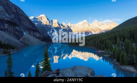 Il Moraine Lake a sunrise in Montagne Rocciose, Canada Foto Stock