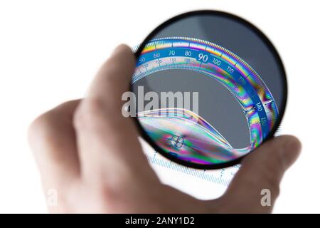 In plastica trasparente goniometro, fotografata attraverso un filtro polarizzatore con una sorgente di luce polarizzata. Foto Stock