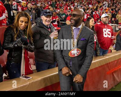 Santa Clara, CA, Stati Uniti d'America. Xix gen, 2020. Ex San Francisco 49ers Jerry Rice ridere con ventilatori durante il NFC partita di campionato a Levi's Stadium di domenica, Jan 19, 2020 in Santa Clara. Credito: Paolo Kitagaki Jr./ZUMA filo/Alamy Live News Foto Stock