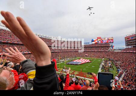 Santa Clara, CA, Stati Uniti d'America. Xix gen, 2020. San Francisco 49ers guarda il pregame cerimonie durante il NFC partita di campionato a Levi's Stadium di domenica, Jan 19, 2020 in Santa Clara. Credito: Paolo Kitagaki Jr./ZUMA filo/Alamy Live News Foto Stock