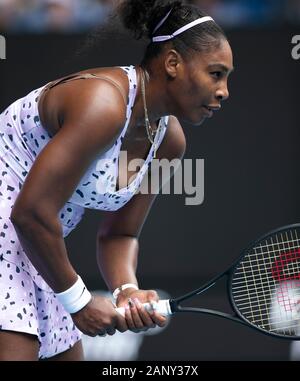 Melbourne, Australia. Xx gen, 2020. Serena Williams dagli USA è in azione durante il suo primo round in abbinamento al 2020 Australian Open Grand Slam torneo di tennis a Melbourne, Australia. Frank Molter/Alamy Live news Foto Stock