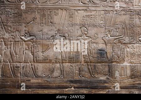 Tempio di Luxor, rilievo e iscrizione di Dio e Faraone, santuario di Alessandro Magno, Luxor, Egitto, Nord Africa, Africa Foto Stock