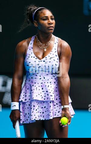 Melbourne, Australia. Xx gen, 2020. Serena Williams dagli USA è in azione durante il suo primo round in abbinamento al 2020 Australian Open Grand Slam torneo di tennis a Melbourne, Australia. Frank Molter/Alamy Live news Foto Stock