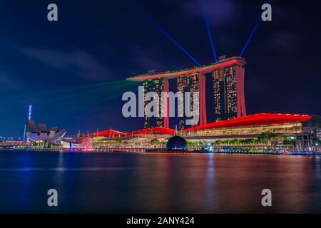 Singapore - 06 Settembre 2019: vista degli spettri, sud-est asiatico la più grande luce ed acqua mostra di Marina Bay Sands Hotel e Casino dopo il tramonto Foto Stock