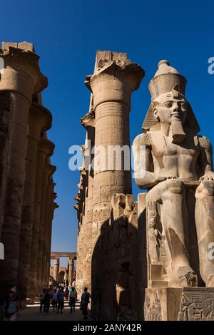 Sala Ramses II e 2° pilone del Tempio di Luxor, colossale statua di Ramses II, Luxor, Egitto, Nord Africa, Africa Foto Stock