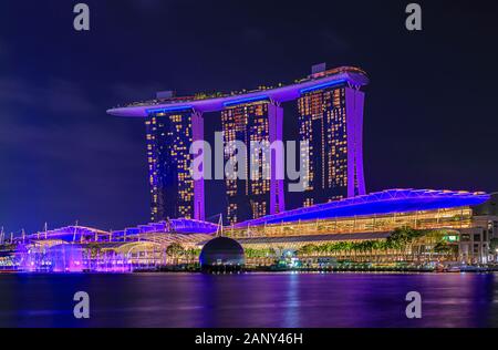 Singapore - 06 Settembre 2019: vista dell'illuminato famoso hotel di lusso, il centro dello shopping e casinò Marina Bay Sands dopo il tramonto Foto Stock