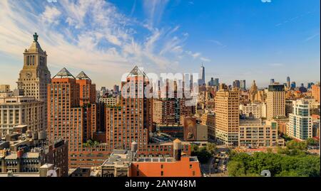 New York, Stati Uniti d'America - 1 Agosto 2019: Antenna vista panoramica dell'iconico skyline e grattacieli di Manhattan inferiore su un vago giorno Foto Stock