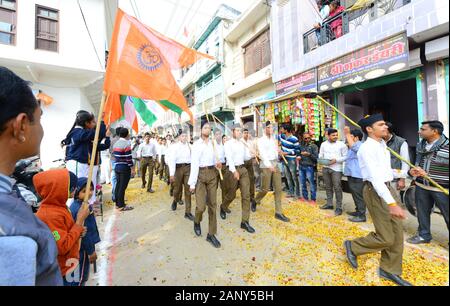 Beawar, India. Xix gen, 2020. Il Rashtriya Swayamsevak Sangh (RSS) volontari partecipano in piedi marzo 'Percorso Sanchalan' in Beawar. (Foto di Sumit Saraswat/Pacific Stampa) Credito: Pacific Press Agency/Alamy Live News Foto Stock