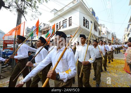 Beawar, India. Xix gen, 2020. Il Rashtriya Swayamsevak Sangh (RSS) volontari partecipano in piedi marzo 'Percorso Sanchalan' in Beawar. (Foto di Sumit Saraswat/Pacific Stampa) Credito: Pacific Press Agency/Alamy Live News Foto Stock