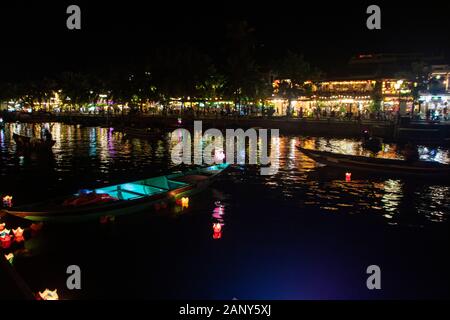 A Hoi An - Vietnam - agosto 2019 - brighting lanterne sul fiume di Hoi An, Vietnam Foto Stock