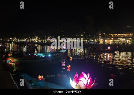 A Hoi An - Vietnam - agosto 2019 - brighting lanterne sul fiume di Hoi An, Vietnam Foto Stock