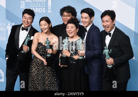 Los Angeles, Stati Uniti. Xix gen, 2020. (L-R) Song Kang Ho, così-dam Park, Jeong-eun Lee, Sun-kyun Lee, Woo-sik Choi, e direttore Bong JOON-HO appaiono dietro le quinte con il premio per prestazioni eccezionali da un cast in un'immagine in movimento per 'parassita', durante la XXVI edizione SAG Awards tenutosi presso lo Shrine Auditorium di Los Angeles, domenica 19 gennaio, 2020. La cooperativa di attori di schermo premi saranno trasmesse in diretta su TNT e TBS. Foto di Jim Ruymen/UPI. Credito: UPI/Alamy Live News Foto Stock