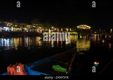 A Hoi An - Vietnam - agosto 2019 - brighting lanterne sul fiume di Hoi An, Vietnam Foto Stock