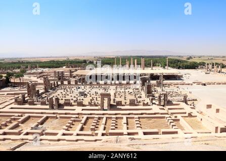 Vista aerea sulle rovine del palazzo di 100 colonne, Porta di tutte le nazioni (Xerxes Gate) in Persepolis, Iran. Vista dalla tomba di Artaserse III situato su Rah Foto Stock