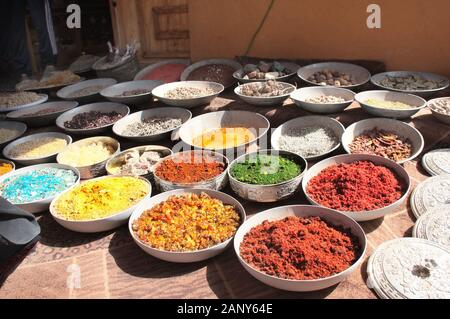 Incenso, incenso, erbe aromatiche e spezie sulla strada del mercato di Petra (Red Rose City), Giordania Foto Stock