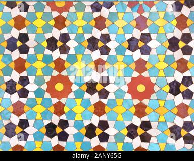 Particolare del tradizionale muro di mosaico persiano con ornamento geometrico nel palazzo del Golestan (Palazzo di marmo, Palazzo delle Rose), complesso reale Qajar a Teheran, Foto Stock