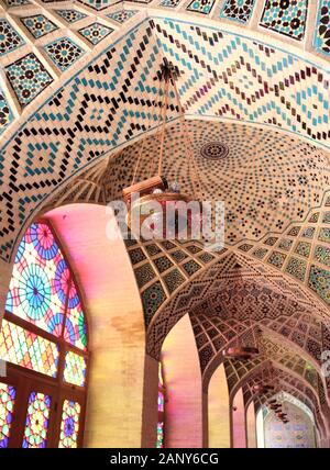 Il soffitto a volta e multicolori vetrate a Nasir al-Mulk moschea (moschea rosa), Shiraz, Iran Foto Stock