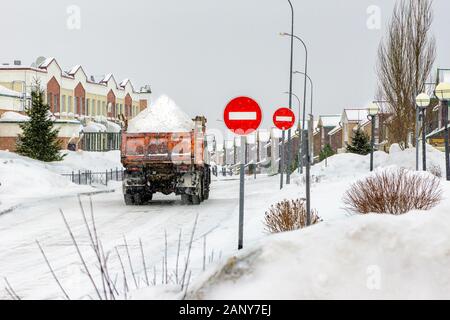 Estrarre la neve da case a schiera Foto Stock