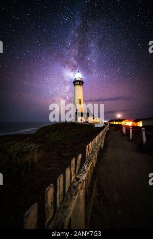 Notte stellata e la Via Lattea a Pigeon Point Lighthouse, Pescadero, CALIFORNIA, STATI UNITI D'AMERICA Foto Stock