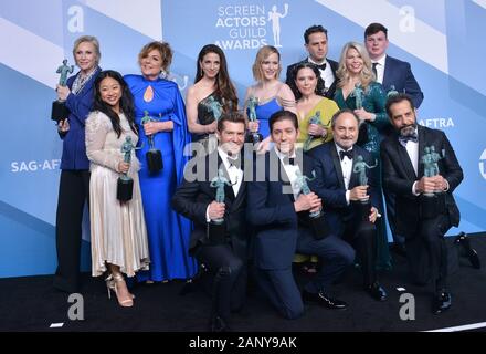 Los Angeles, Stati Uniti d'America. Xix gen, 2020. Caroline Aaron, Alex Borstein, Rachel Brosnahan, Marin Hinkle, Stephanie Hsu, Joel Johnstone, Jane Lynch, Leroy McClain, Kevin Pollak, Tony Shalhoub, Matilda Szydagis, Brian Tarantina, Michael Zegen nella sala stampa della XXVI edizione del premio di cooperativa di attori di schermo presso lo Shrine Auditorium di Los Angeles il 19 gennaio 2020 a Los Angeles, CA Credito: Tsuni/USA/Alamy Live News Foto Stock