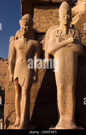 Statue del re di 7th pilone, la mattina presto, Tempio di Karnak, Luxor, Egitto, Nord Africa, Africa Foto Stock