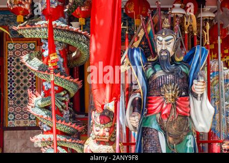 Statua di ingresso a Vihara Dharmayana - Cinese Tempio Buddista ( Kongco Kuta o Kongco Leng Gwan Kuta) in Kuta Bali, Indonesia. L'immagine verticale. Foto Stock