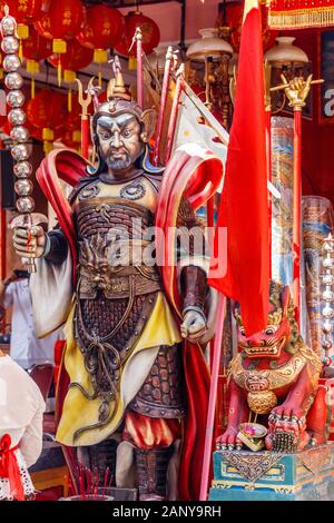 Statua di ingresso a Vihara Dharmayana - cinese tempio buddista (Kongco Kuta o Kongco Leng Gwan Kuta) in Kuta Bali, Indonesia. L'immagine verticale. Foto Stock