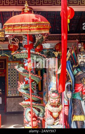 Draghi e ombrelloni a Vihara Dharmayana - Cinese Tempio Buddista ( Kongco Kuta o Kongco Leng Gwan Kuta) in Kuta Bali, Indonesia. L'immagine verticale. Foto Stock