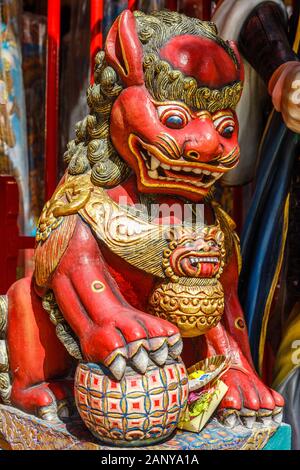 Dragon (shishi) statue Vihara Dharmayana - cinese tempio buddista (Kongco Kuta o Kongco Leng Gwan Kuta) in Kuta Bali, Indonesia. L'immagine verticale Foto Stock