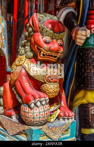 Dragon (shishi) statue Vihara Dharmayana - cinese tempio buddista (Kongco Kuta o Kongco Leng Gwan Kuta) in Kuta Bali, Indonesia. L'immagine verticale Foto Stock