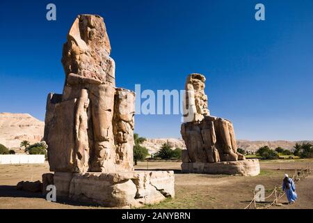 Colossi di Memnon, statue di pietra massiccia di Amenhotep III, Luxor, Egitto, Nord Africa, Africa Foto Stock