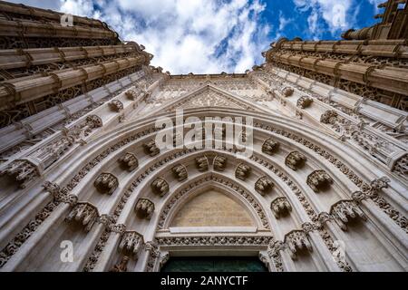 Vista verticale a La Catedral de Sevilla ingresso Foto Stock