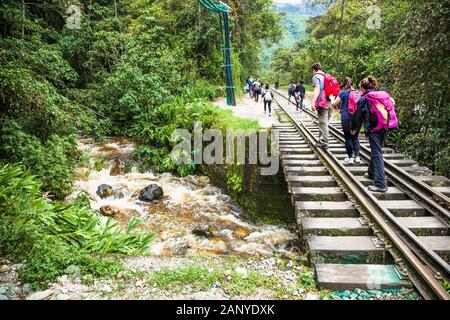 Machu Picchu Pueblo, Perù - Jan 8, 2019: persone attraversano il ponte ferroviario in un ruscello che scorre nel fiume Urubamba, vicino a Machu Picchu Pueblo o Foto Stock