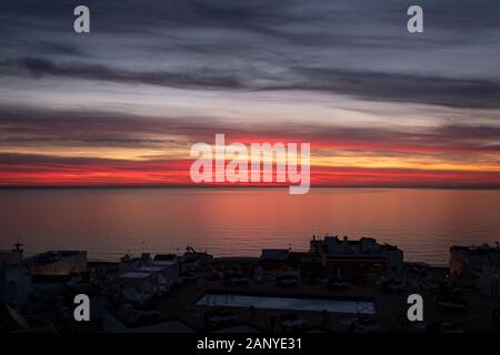 Vista ad alto angolo della splendida alba sul mare calmo in Spagna Foto Stock