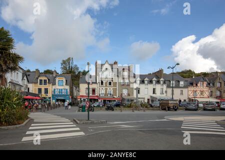 Cancale, Francia - 15 Settembre 2018: bar e ristoranti sulla strada principale di Canacle noto per i suoi squisiti piatti a base di pesce e frutti di mare. Brittany, Francia Foto Stock