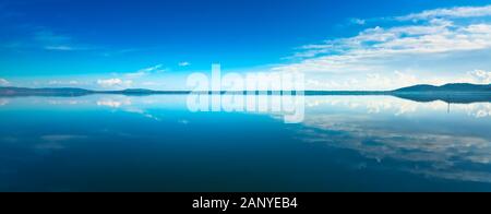 Blu al tramonto panoramico paesaggio. Laguna di Orbetello con la riflessione, Argentario, Toscana, Italia. Foto Stock