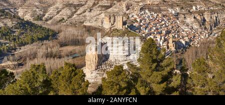 Il pittoresco villaggio con castello e sulla montagna. Alcala del jucar Foto Stock