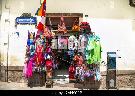 Cusco , Perù- Jan 9, 2019: i colori dei prodotti per la vendita in un negozio di souvenir nel centro storico della città di Cusco in Perù, Foto Stock