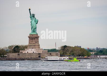 New York, Stati Uniti d'America - 7 Giugno 2019: Traghetto barca si avvicina la Statua della Libertà, Liberty Island - Immagine Foto Stock