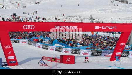 Sestriere, Italia. Xix gen, 2020. public sestriere durante la Coppa del Mondo di sci - Parallelo Slalom Gigante femminile, in sci Sestriere, Italia, 19 gennaio 2020 Credit: Indipendente Agenzia fotografica/Alamy Live News Foto Stock