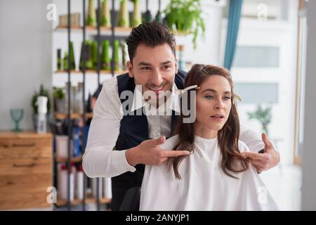 Buoni consigli dal parrucchiere maschio Foto Stock