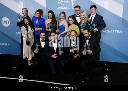 Los Angeles, California, USA. 19 gen 2020. 'La meravigliosa signora Maisel' cast Caroline Aaron, Jane Lynch, Stephanie Hsu, Marin Hinkle, Rachel Brosnahan, Alex Borstein e Matilde Szydagis pongono in sala stampa con il trofeo per prestazioni eccezionali da un insieme in una serie di commedia durante la XXVI edizione Screen Actors Guild Awards presso lo Shrine Auditorium on gennaio 19, 2020 a Los Angeles, California. (Foto di Sthanlee B. Mirador/Sipa USA) Credito: Sipa USA/Alamy Live News Foto Stock